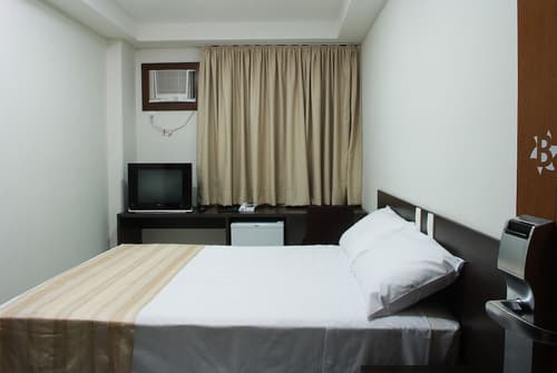 B Hotel, Room