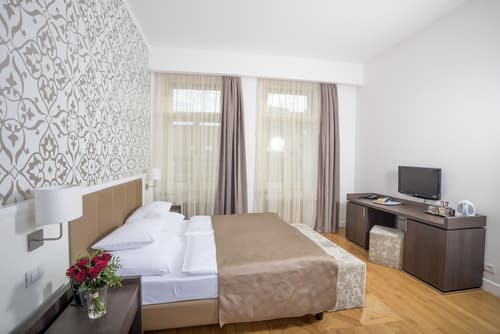 Deminka Palace, Room