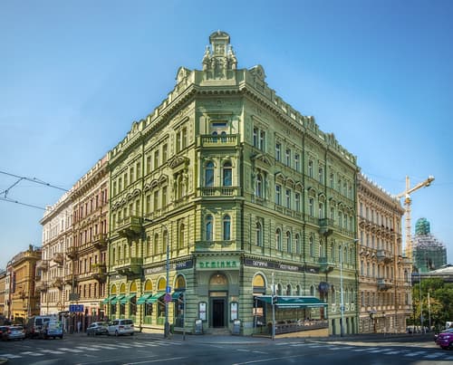 Deminka Palace, Primary image