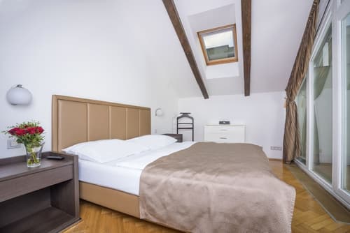 Deminka Palace, Room