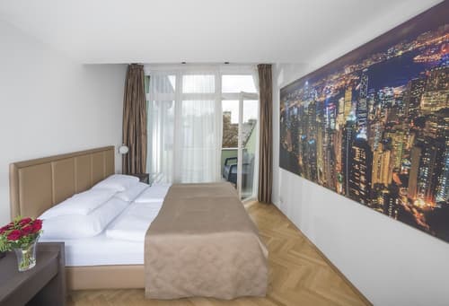 Deminka Palace, Room