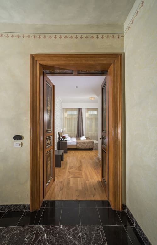 Deminka Palace, Interior entrance