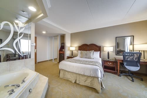 Monte Carlo Inn & Suites Downtown Markham, Room