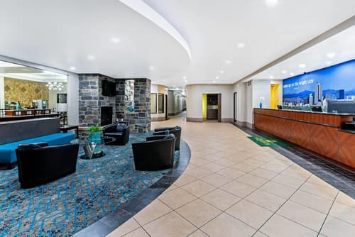 La Quinta Inn & Suites by Wyndham Denver Gateway Park