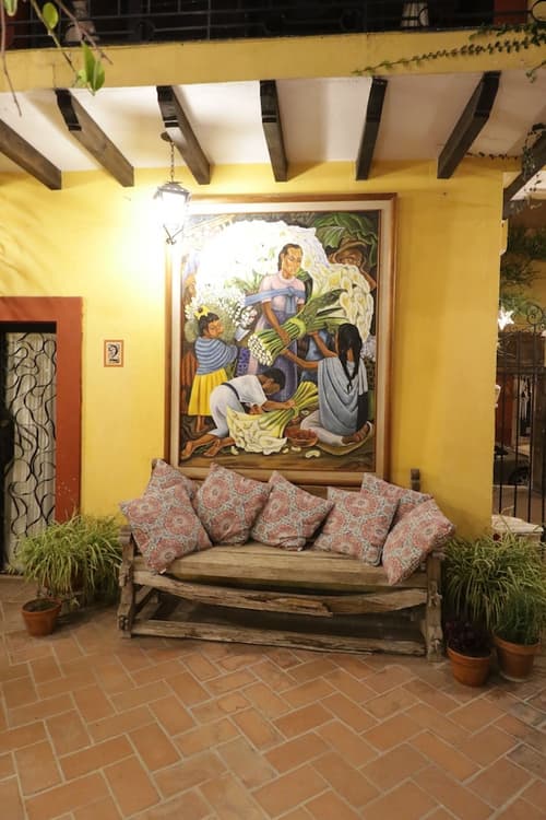 Casa Mia Suites, Interior entrance