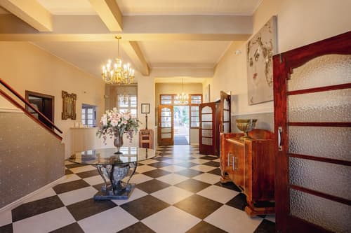 Montagu Country Hotel, Interior entrance