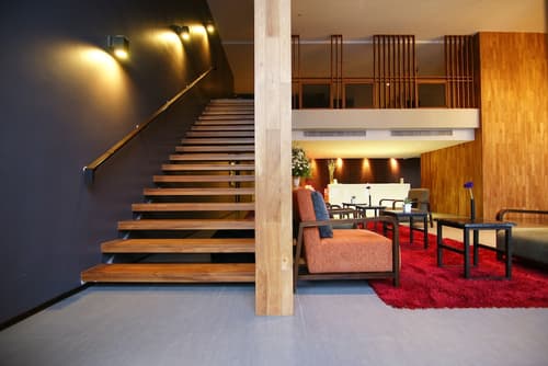 Page 10, Hotel, Interior entrance