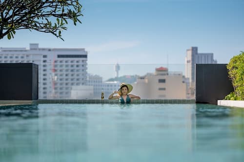 Page 10, Hotel, Primary image