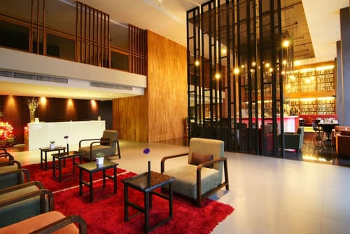 Page 10, Hotel, Interior entrance