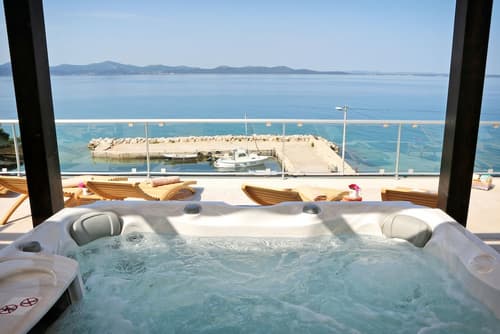 Hotel Delfin, Outdoor spa tub