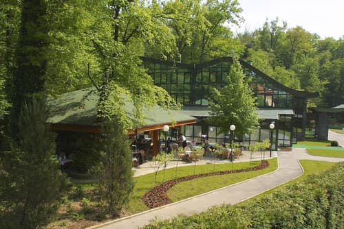 Hotel AS, Property grounds