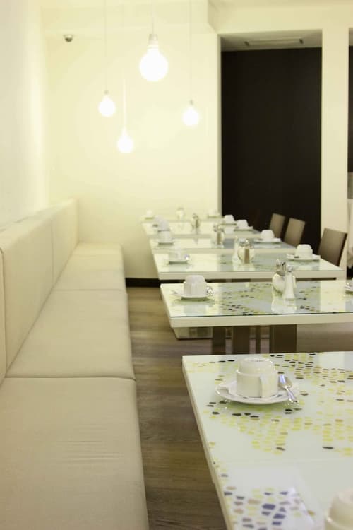 Pure White, Restaurant