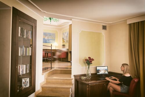 Artemis Hotel, Lobby lounge