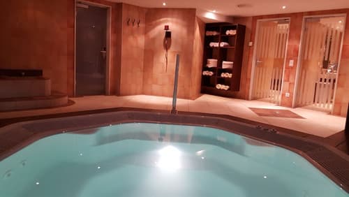 Europa Annex, Indoor spa tub