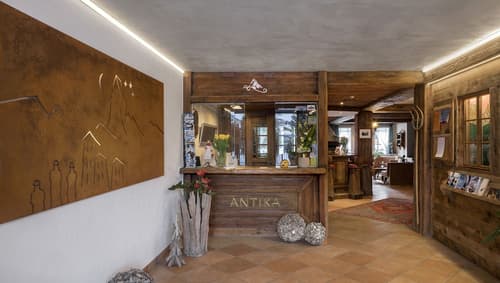 Hotel Antika, Reception