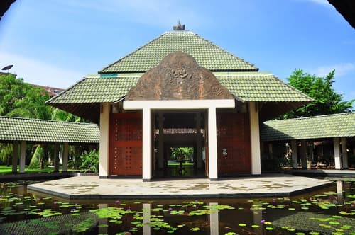 The Palms, Front of property