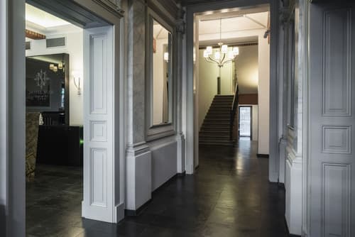 Hotel Noir, Reception