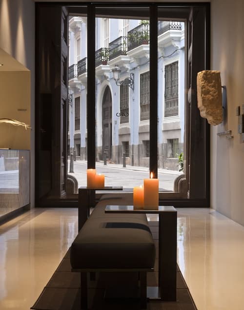 Caro Hotel, Reception