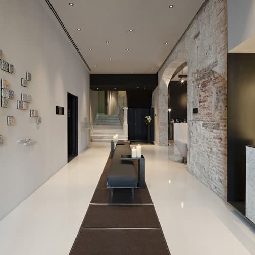 Caro Hotel, Reception