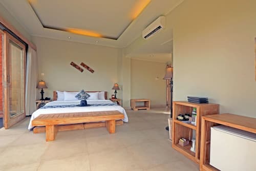 KajaNe Yangloni, Room