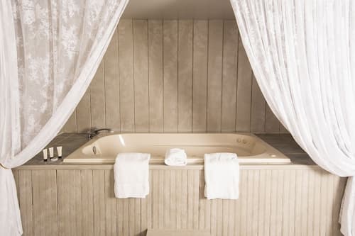 The Vermont Inn, Jetted tub