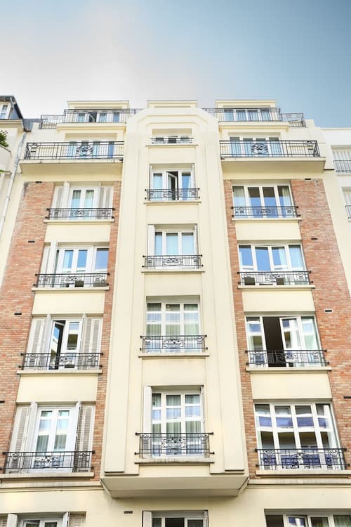 La Conversation, Front of property