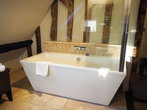 Bear and Ragged Staff, Room