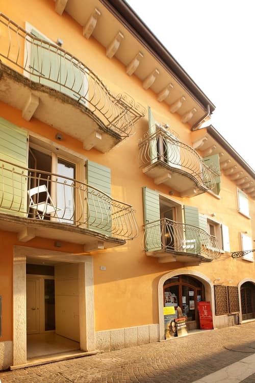 Mariposa Apartments, Exterior