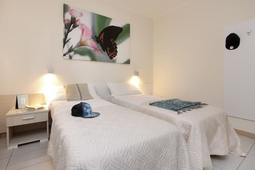 Mariposa Apartments, Room