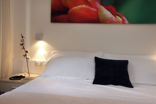 Mariposa Apartments, Room