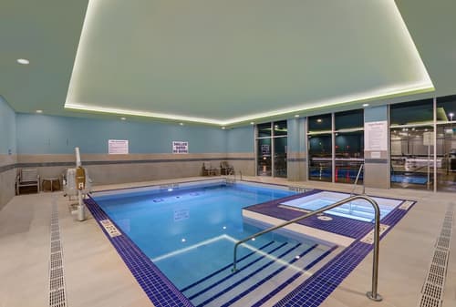 Holiday Inn Express & Suites Collingwood by IHG, Pool