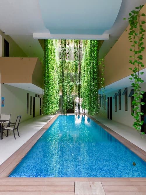 Palmarena Rooms and Residences - Long Stay Comfort with Parking, Sauna, Gym and Pool (Steps from 5th Avenue)