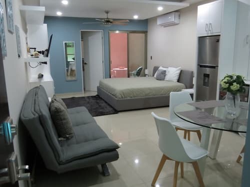 Palmarena Rooms and Residences - Long Stay Comfort with Parking, Sauna, Gym and Pool (Steps from 5th Avenue)