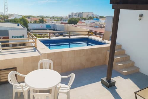 Palmarena Rooms and Residences - Long Stay Comfort with Parking, Sauna, Gym and Pool (Steps from 5th Avenue)