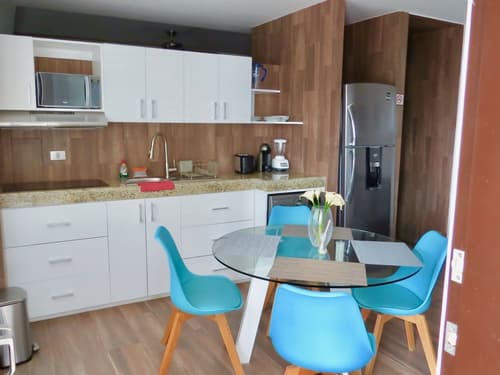 Palmarena Rooms and Residences - Long Stay Comfort with Parking, Sauna, Gym and Pool (Steps from 5th Avenue)