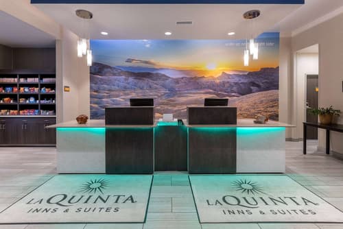 La Quinta Inn & Suites by Wyndham Holbrook Petrified Forest, Lobby