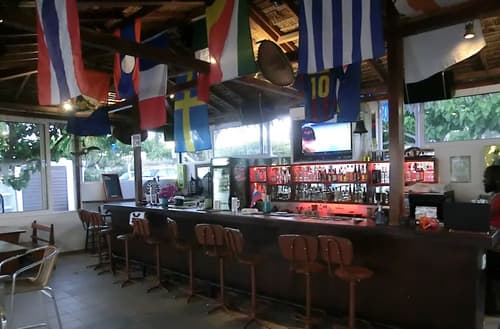 Santorini Camping & Hostel, Swim-up bar