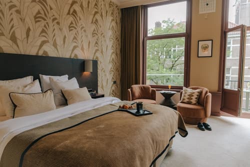 Hotel Omega, Primary image