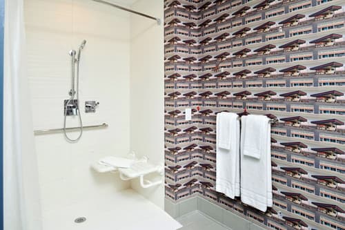 Aloft North Kansas City, Bathroom