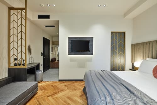 Λιθεία-Lithia, Room