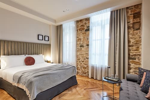 Λιθεία-Lithia, Room