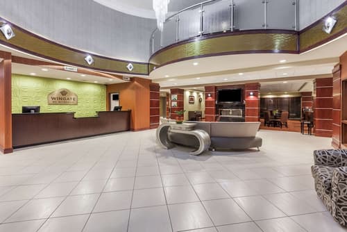 La Quinta Inn & Suites by Wyndham Tulsa Midtown, Lobby