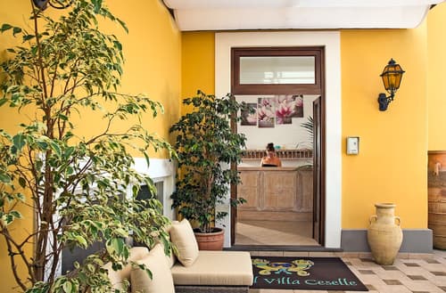 Villa Ceselle, Interior entrance