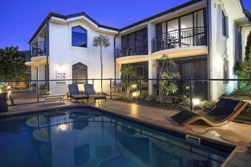 DeLorenzo's Studio Apartments, Primary image