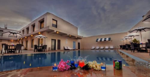 The Retreat, Poolside bar