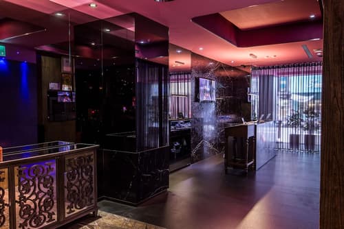 Inhouse Hotel, Reception