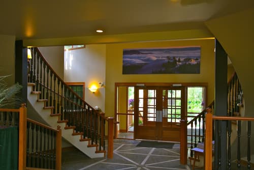 Pinnacle Lodge, Interior entrance