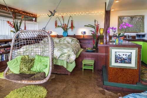 Dragonfly Ranch, Room