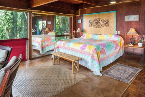 Dragonfly Ranch, Room