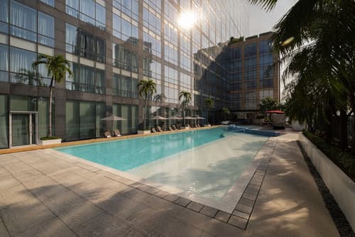 Fairmont Makati, Pool